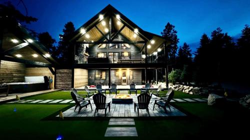 Luxurious Mountain Cabin with Sauna, Hot Tub, and Outdoor Fireplace, Perfect for a Relaxing Weekend Getaway in Utah