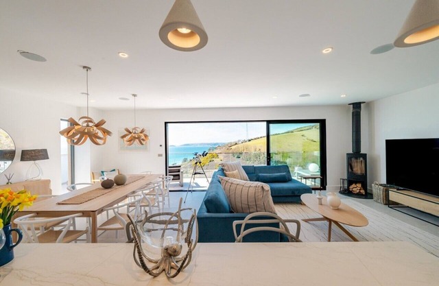 Luxurious new beach house with hot hub, EV charger, dog friendly & parking