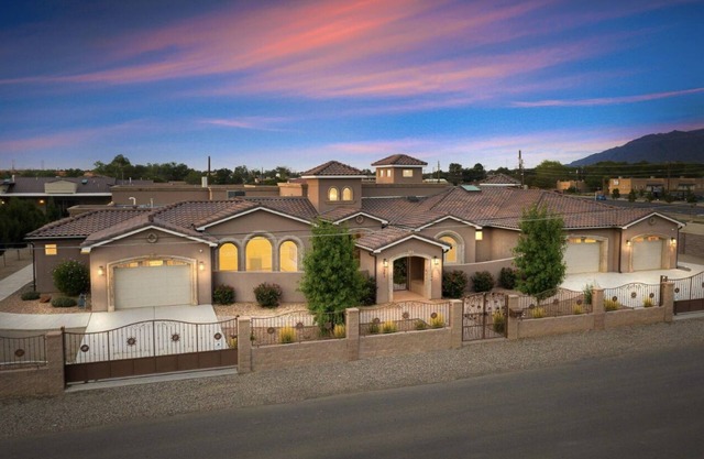 Luxurious North Valley Retreat, minutes to Balloon Fiesta Park, brewery & shops