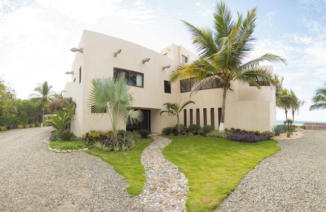 Luxurious oceanfront villa in Buenavista, 15 minutes from Ixtapa Zihuatanejo!