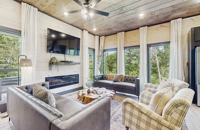Luxurious Pool Cabin w/theater room, game room, hot tub, decks, grill, and WiFi