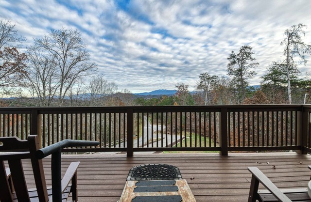 PIGEON FORGE! 4BR / 3. 5 BA. Duerme 10! Bañera de hidromasaje! ¡BONITO!