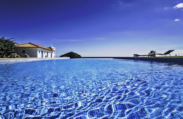 Lujosa casa de huéspedes junto al mar con una piscina compartida y una vista impresionante