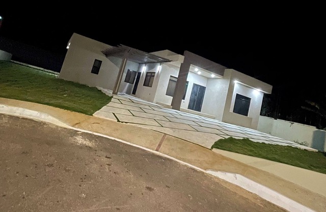 Luxurious Retreat with Spectacular Views: Your Dream Home Awaits!"