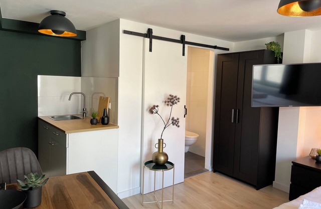 Habitación lujosa, baño recién renovado, uso gratuito de la cocina y la lavadora, y fácil acceso a l