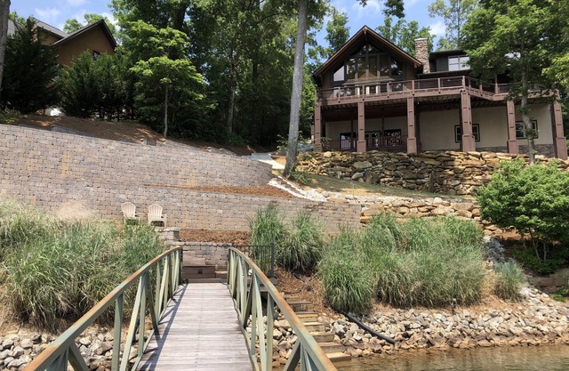 Lujoso Rustic Log Home, con excelentes vistas de agua y puestas de sol!