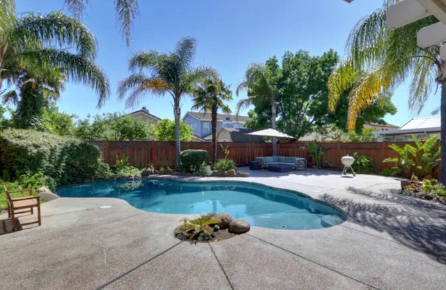 Luxurious spa-like oasis with pool, 4bdr/ 3br