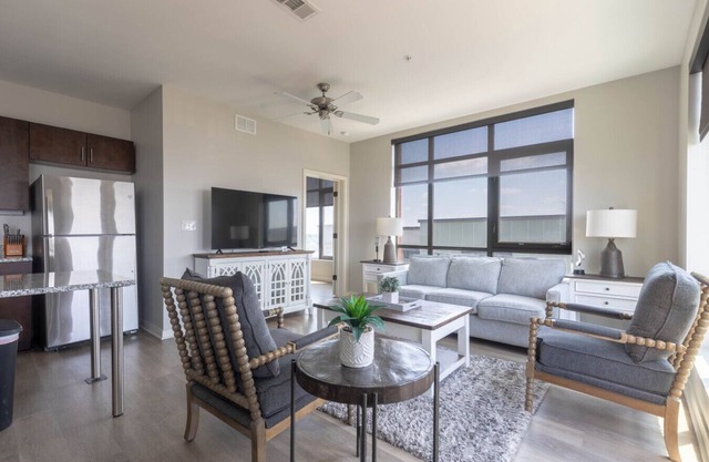 Lujoso piso superior 2 habitaciones y 2 baños Downtown Condo-Corner Unit # 604