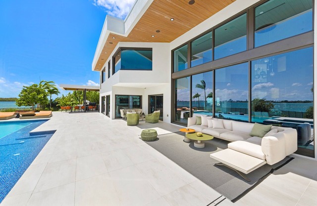 Indulge in Luxury: Your Tranquil Resort Mansion Awaits in Vibrant Miami
