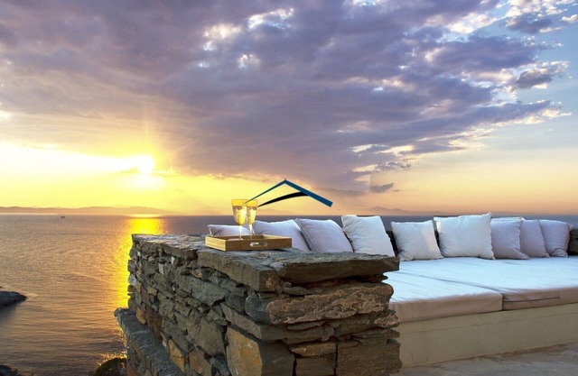 Lujosa villa cerca de Vourkari, cerca del mar y con impresionantes vistas al mar.
