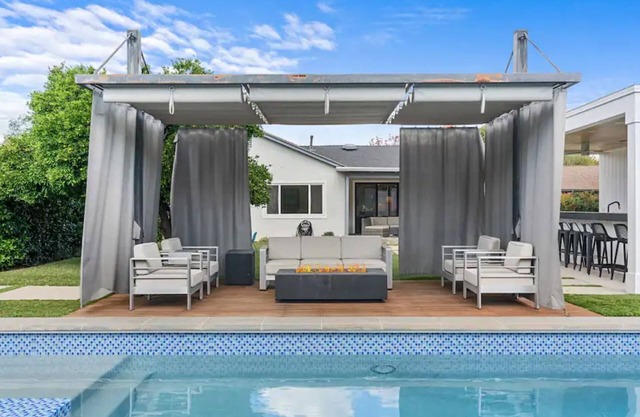 Luxurious Villa W/ Pool, Spa, outdoor kitchen!