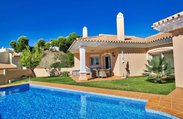 "Luxurius Villa with private pool" Wi-Fi, aire acondicionado, terraza y jardín, NO menores de 40