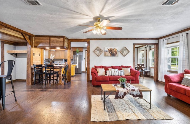 Luxurious Western Home w/firepit,