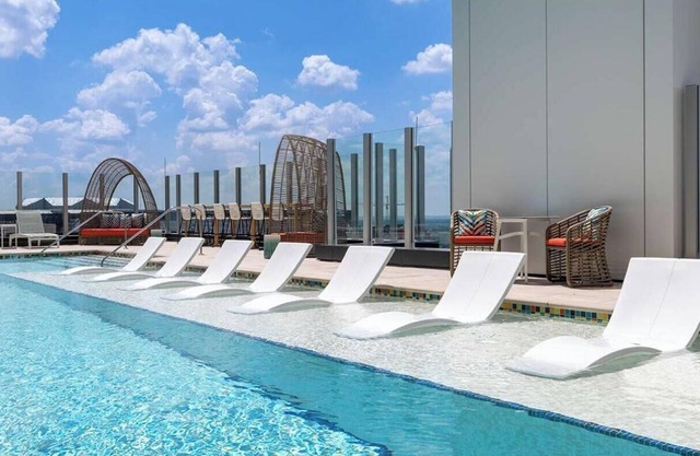 Luxurious Atlanta 1 Bedroom Condo with Kitchen, Sleeps 4