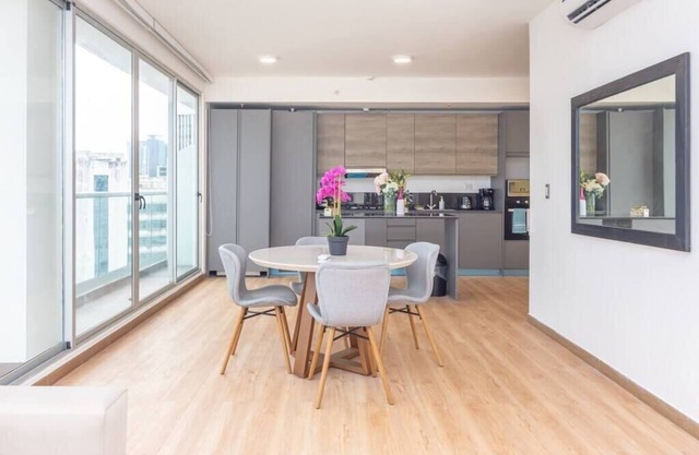 ★★★★★Luxury 1 bedroom apt free parking and balcony