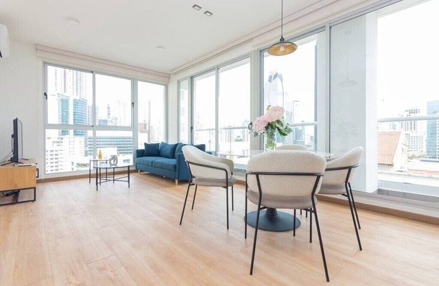 Luxury 1 bedroom apt free parking and balcony