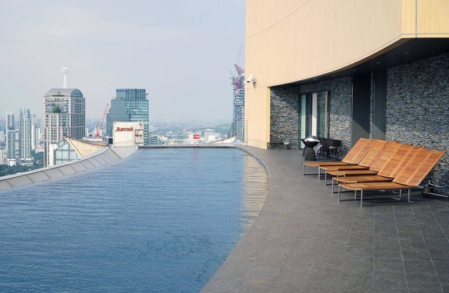 Lujo 1 BR en Sukhumvit 24 con Sky Pool - Cerca de BTS Prompong / Emquatier