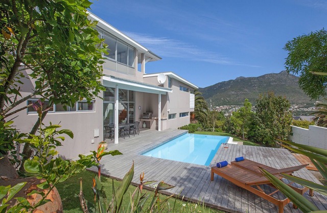 Lujosa villa de diseño arquitectónico con piscina e increíbles vistas al mar y a la montaña.