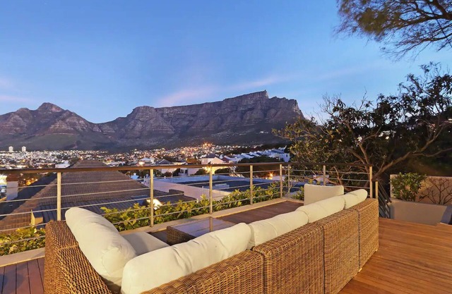 Large House with spectacular Views + Pool!