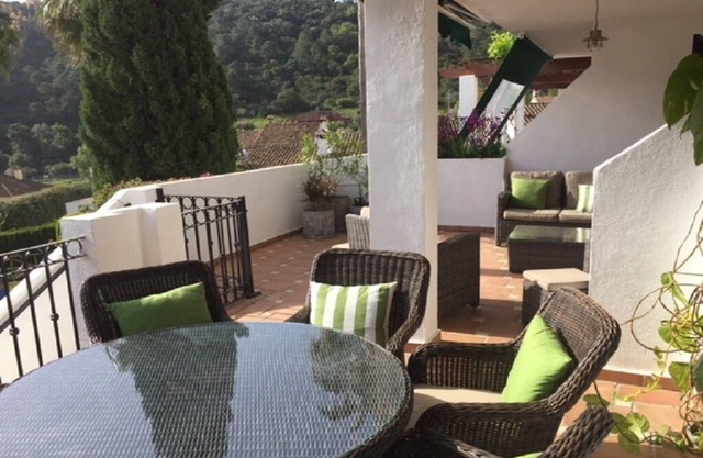 Apartamento de lujo de 2 dormitorios y 2 baños en Benahavis Village, piscina y vistas