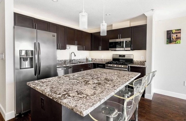 Quiet Luxury 2-bedroom Condo with San Diego Marina Views