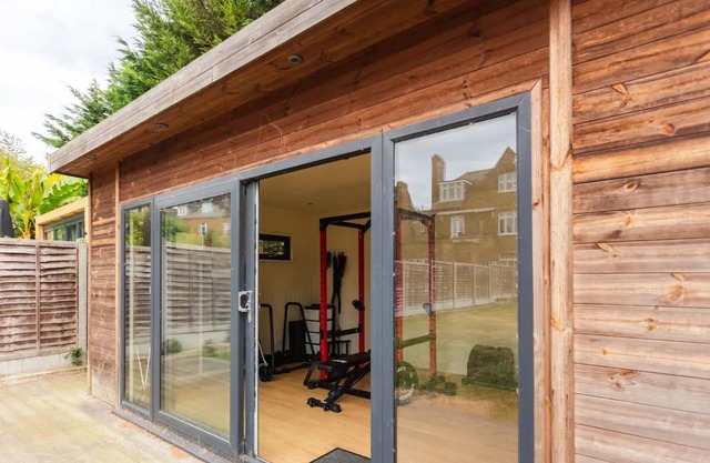 Luxury 3 Bedroom Apartment With hot tub and gym