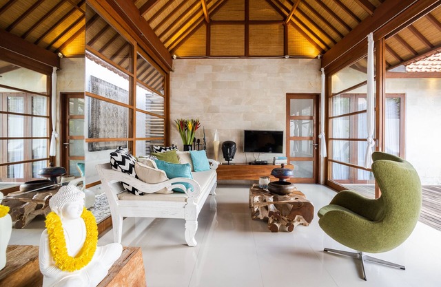 Luxury 2 Bedroom Villa with Pool near Canggu - Housekeeping Included