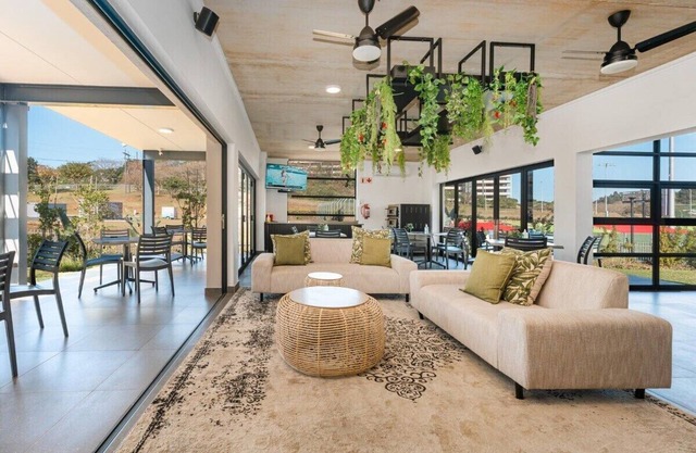 Luxury 2 - Bedroom Upper Floor Apartment