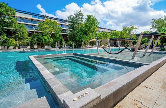 Luxury 2 BR Condo with Infinity Pool - AWA 107