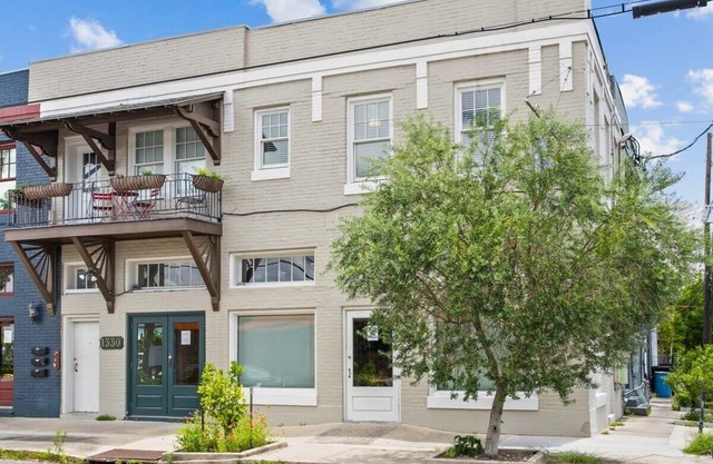 Luxury 2BD Apt | 1 Block off St. Charles