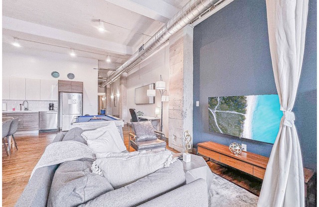 Elegant 2BD | DT Dallas | Sleeps 16 | Free Parking