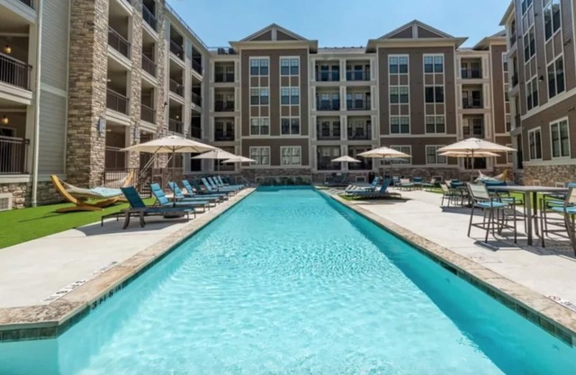 Luxury 2Bed2Bath Apt in the Heart of Houston Heights! Slps5. Pool🏊‍♀️👙🏋️‍♂️☕️🍗✍️🚲🛒🐕📺🦽🌃🎉📬🔐