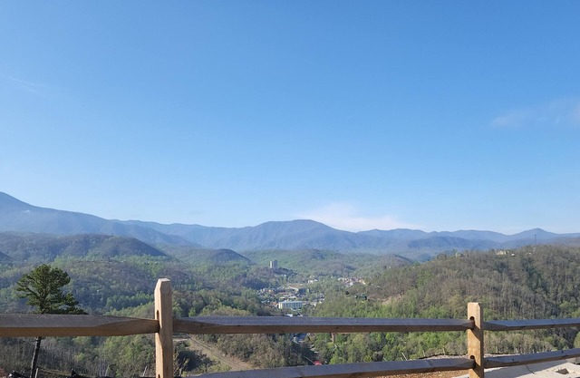 Luxury 3, 4, 7 Night stay in a 2 Bedroom suite at Westgate Smoky Mountain Resort