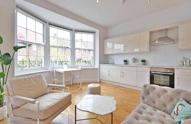 Luxury 3-Bed / Huge Garden & Great Transport Links