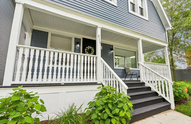 Luxury 3-bedroom retreat with Hot Tub! I Steps away from downtown MKE I Sleeps 8