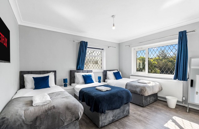 Luxury 4BR Brighton Home near South Downs, Sea Views, Pool & Free 4-Car Parking