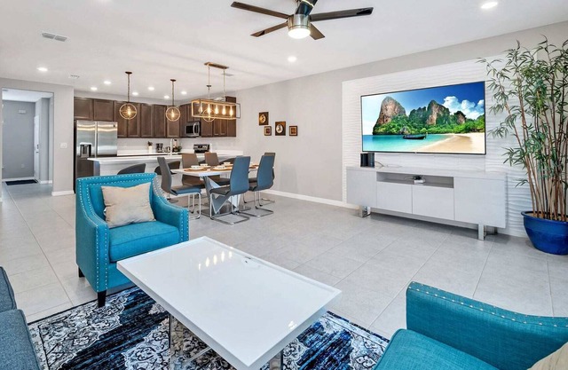 Luxury 3BR Home - BBQ, Resort Access - Near Disney