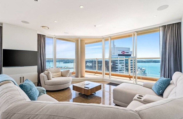 Luxury 3BR Quay West w/ Views + Parking