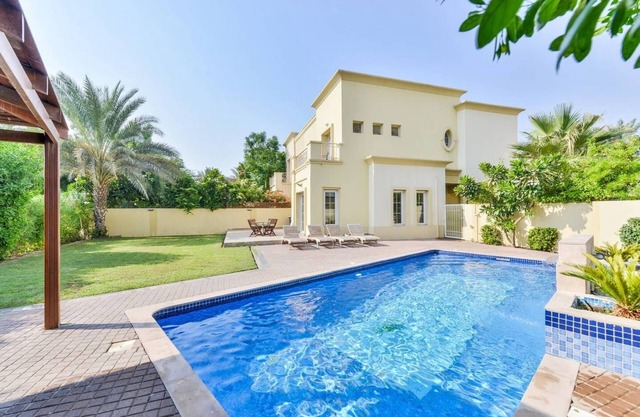 Villa de lujo de 4 dormitorios | Piscina privada | Vista al lago | A solo 10 minutos del puerto deportivo de Dubái