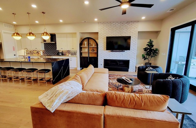 Luxury 4 Bedroom Townhouse with Mountain/Lake Views, Arcade, Sauna, EV Charger