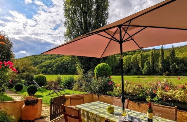 Lujosa cabaña de piedra de 4 estrellas junto al río, impresionantes jardines de 4 acres, piscina, sala de juegos