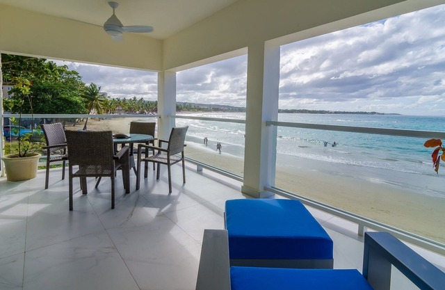 Luxury 4BD Beachfront Condo with Amazing Sea Views, Pool, Central Location
