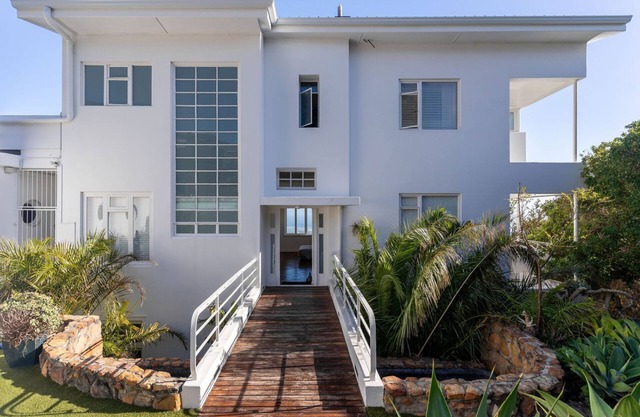 Luxury 4BR Seaview Villa w/Private Pool,Stunning Ocean &Mountain Views Camps Bay