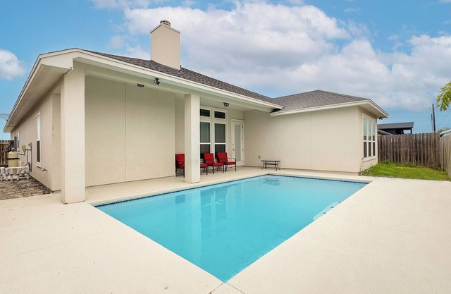 Luxury 4BR South CC! 15 Min to Beach, Fast WiFi, 6 Beds & Fireplace!
