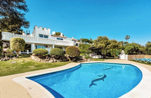 Luxury 5-Bedroom Villa Gardens Heated Pool, Jacuzzi & Sea Views – Estepona