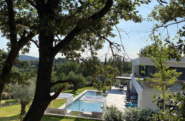 Luxury 5-Bedroom villa with a 16m-long heated pool near Aix-en-Provence