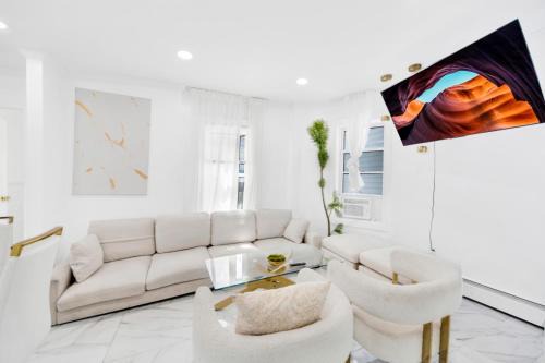 Luxury 5 BR 2BA Apt NYC Sleeps 16 with Free Parking!