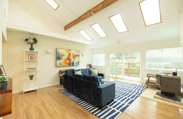 Spacious 5-BR Home in Scenic Mill Valley Retreat