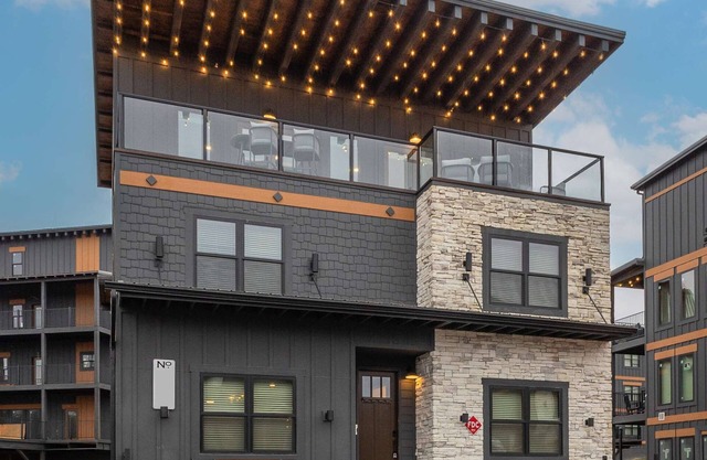 Luxury 5BR Getaway | Theater Room | Rooftop Fire Table | Walk to Water Park | Pools | Sleeps 22