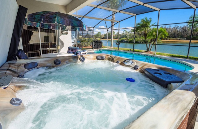 Villa de lujo Lakeside nr Disney recientemente renovada. Piscina, jacuzzi, sala de juegos!